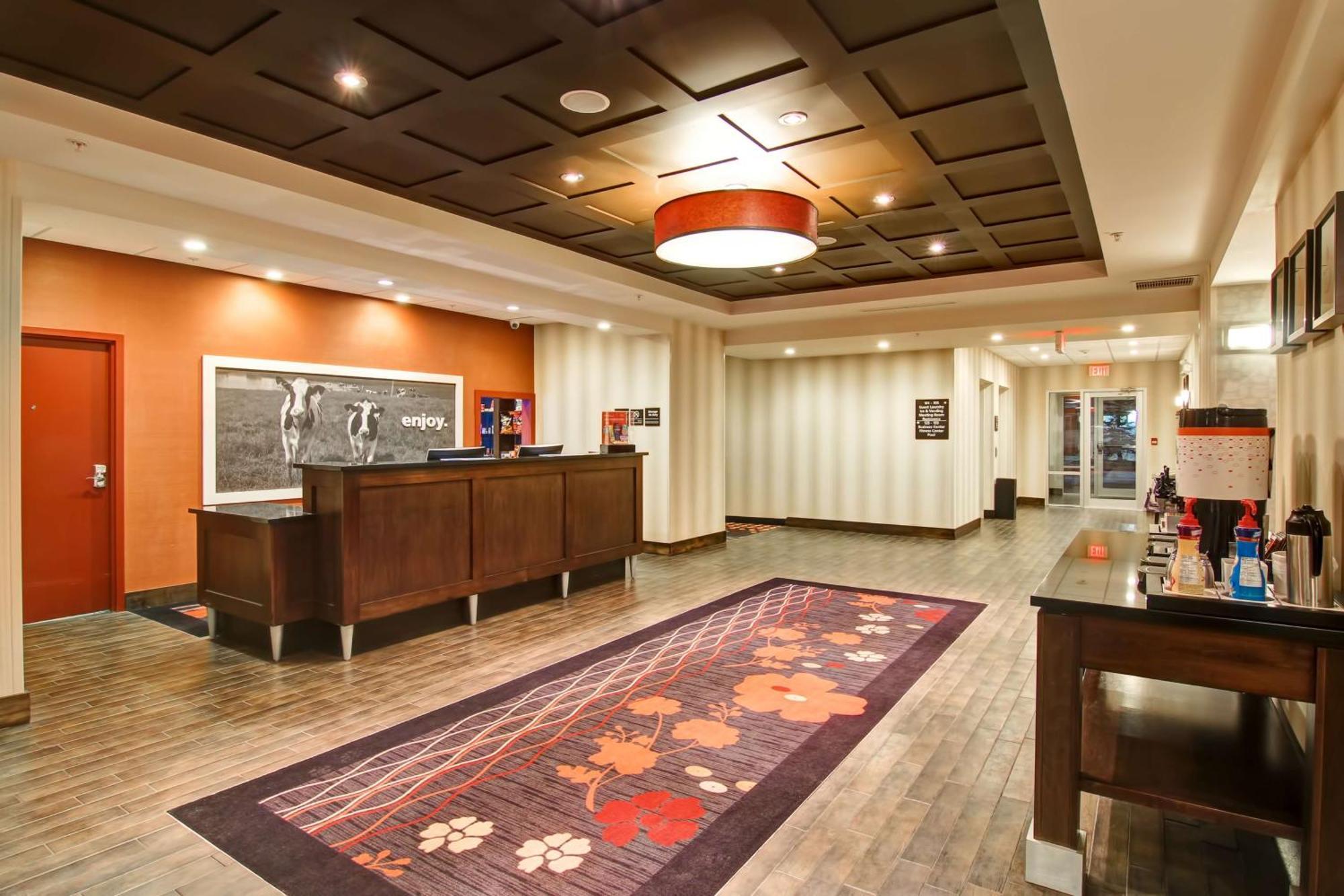 Hampton Inn & Suites Red Deer Penhold Exterior foto